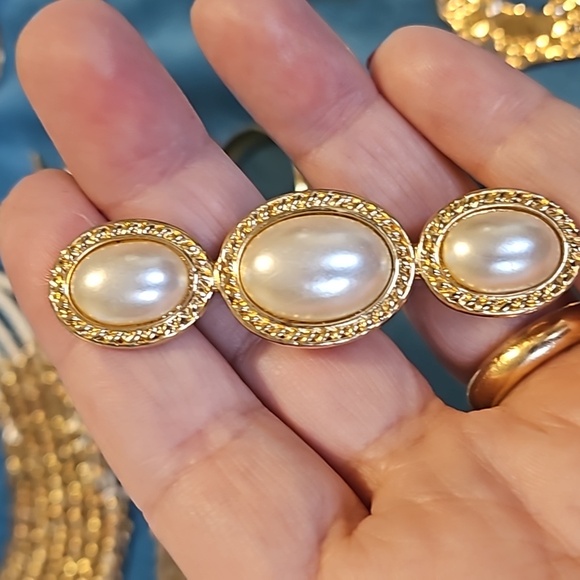 Vintage lot of 8 gold tone pieces of jewelry, faux pearls brooch - Picture 10 of 16